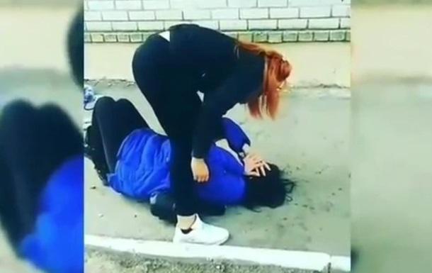 Поки інші спокійно дивились і знімали на камеру: У Запоріжжі студентка по-звірячому побила дівчину