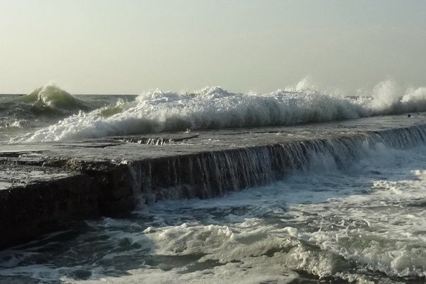 На пляжі Одеси сталася смертельна НП: дівчину змило в море