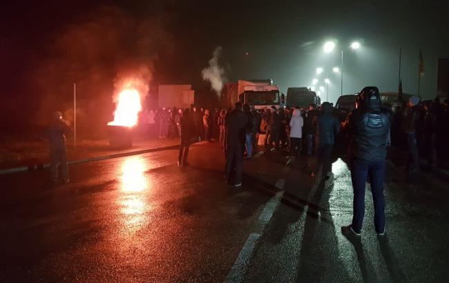 Бійка, вогонь і силовики: Вчора ввечері на кордоні України почалися заворушення