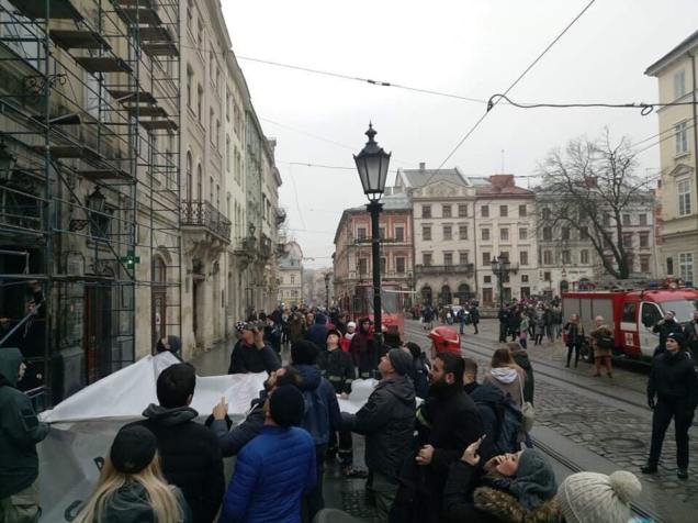 “Вимагає турецьких поліцейських”: У центрі Львова іноземець намагається скоїти самогубство