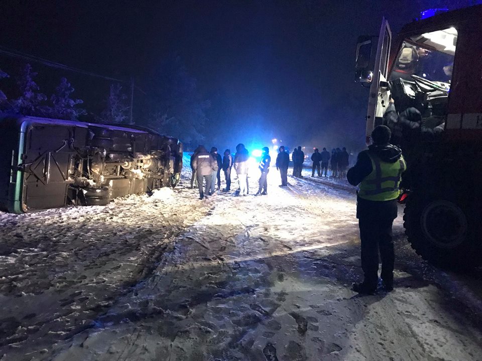 Негода атакує:  Поблизу Чернівців автобус з пасажирами перекинувся на трасі