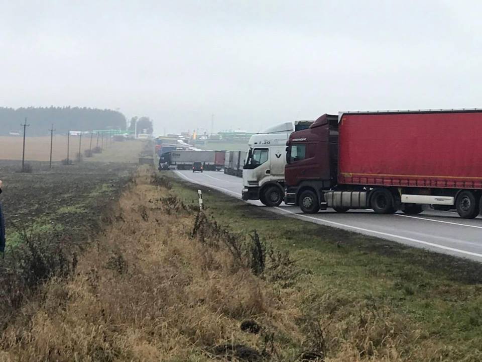 “Тепер “евробляхери” опинилися в полоні”: Дорогу на пропускний пункт Рава-Руська перекрили вантажівки
