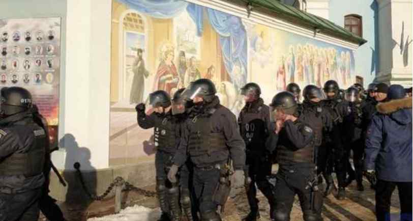 “Третій майдан”: Протестуючі прийшли “скидати владу” до Михайлівського собору в Києві