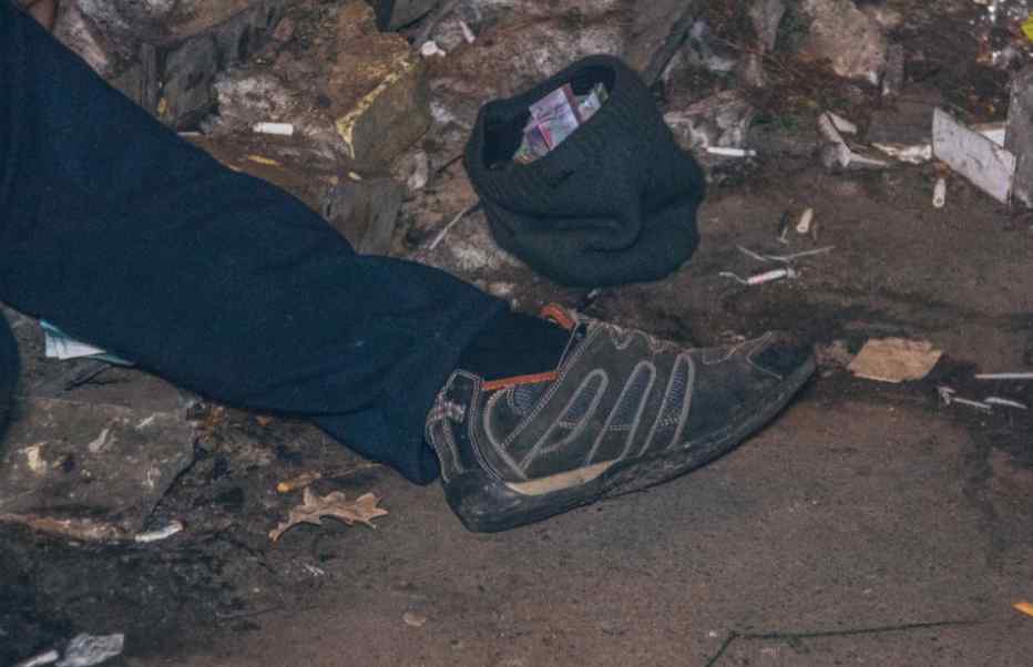 Пристойно одягнений і з грішми: біля столичного метро знайшли труп чоловіка