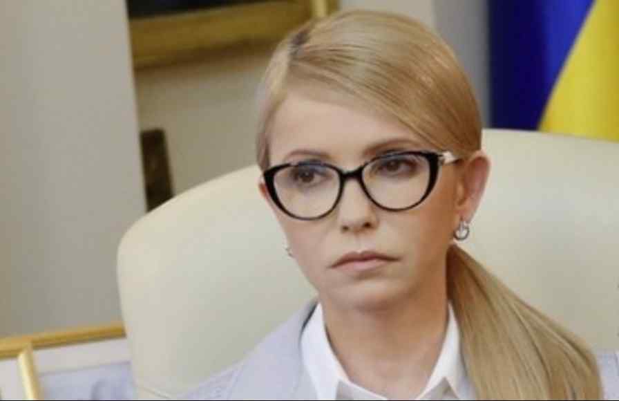 “Останній шанс для бабусі”: Тимошенко потролили на білбордах