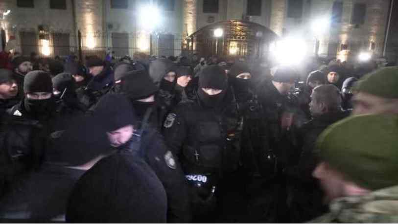 Акція під посольством РФ у Києві: між протестувальниками та поліцейськими сталися сутички