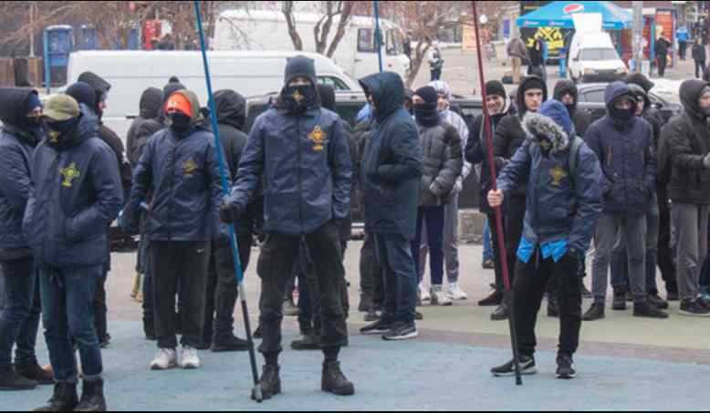 “Чемодан, вокзал, Росія”: Активісти захопили торговий центр у Києві