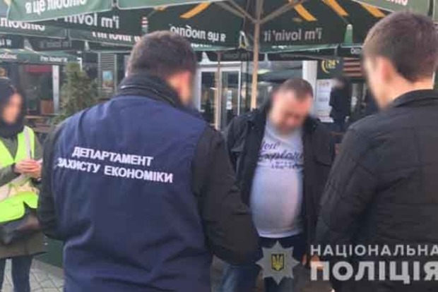 У Києві викрили групу чиновників, які вимагали з підприємців хабарі