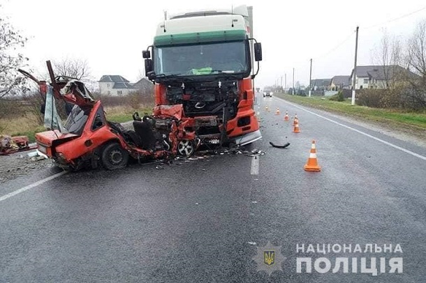 Фатальна ДТП на українській трасі: вантажівка буквально розчавила легковик, є загиблі