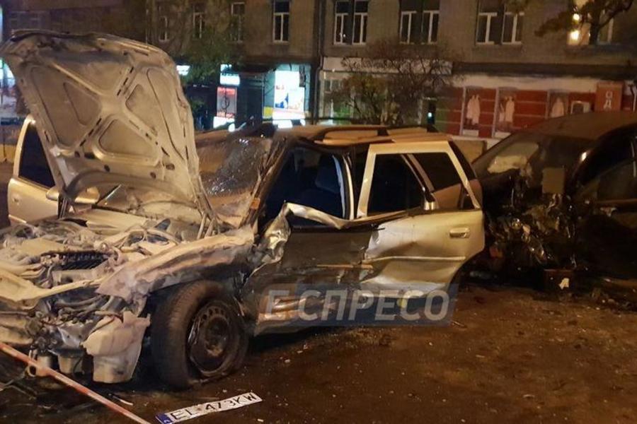 Автомобіль завис над прірвою: у Києві сталася жахлива потрійна ДТП