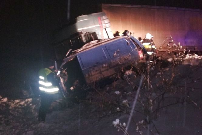 Моторошна ДТП біля Кам’янця: Вантажівка на шаленій швидкості зіткнулась з бусом, є загиблі