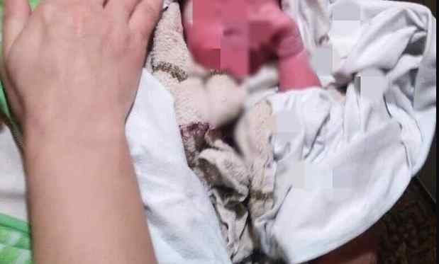 Страшна знахідка на Закарпатті: у під’їзді багатоповерхівки в дорожній сумці знайшли покинуте немовля