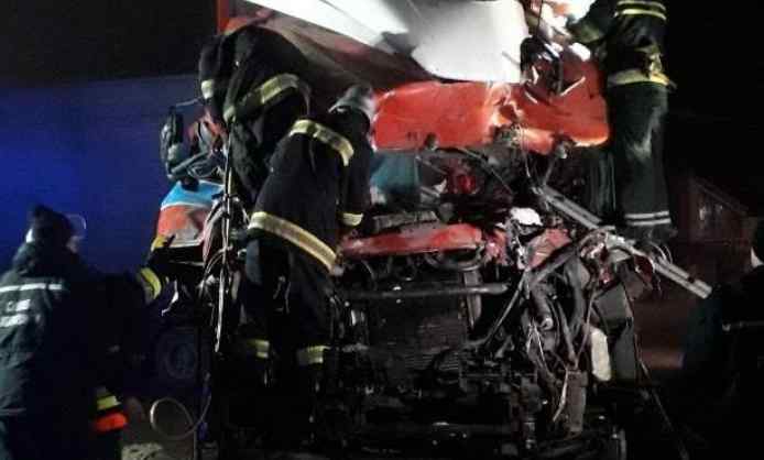 “Тіла вирізали рятувальники”: Вантажівка на шаленій швидкості влетіла в кафе, багато жертв