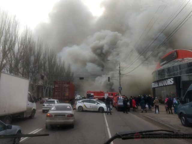Вулиця затягнута димом, багато рятувальників: В Одесі палає сильна пожежа, перші поробиці