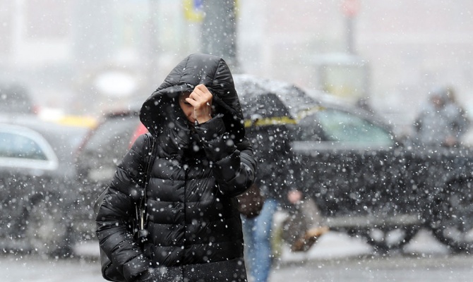 Мороз та сильні пориви вітру: Погода на вихідні не залишить українцям жодного шансу