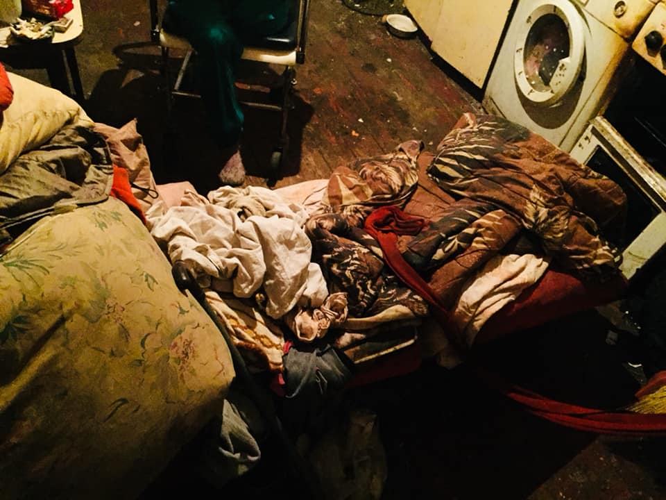 “Сплять на підлозі, ще й їжі нема”: У Львові 9-річна дівчинка живе в нелюдських умовах