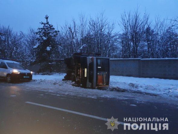 Нещастя на українській трасі: перекинувся автобус із 30 пасажирами