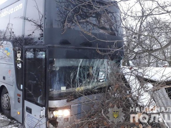 Моторошна ДТП на Вінниччині: Рейсовий автобус  на швидкості влетів у подвір’я будинку