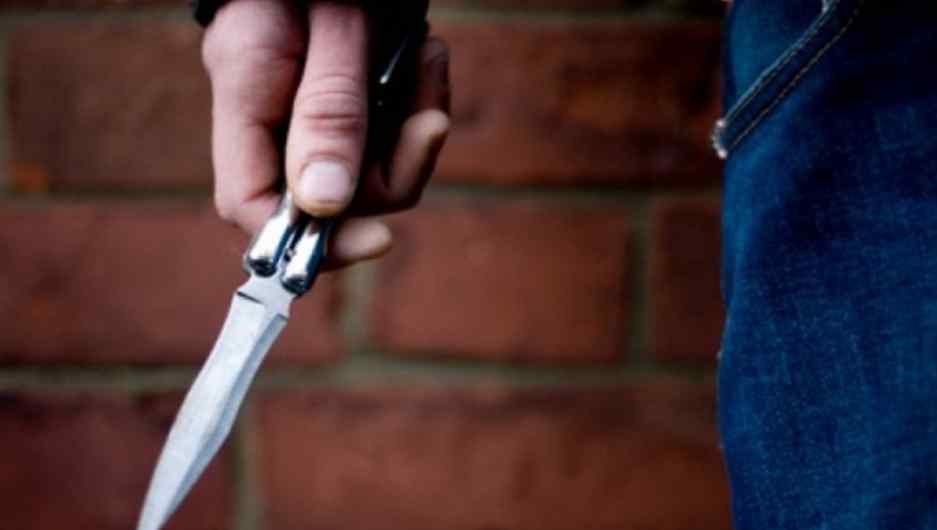 Раптово накинувся: на 12-річну дівчинку напав поліцейський з ножем