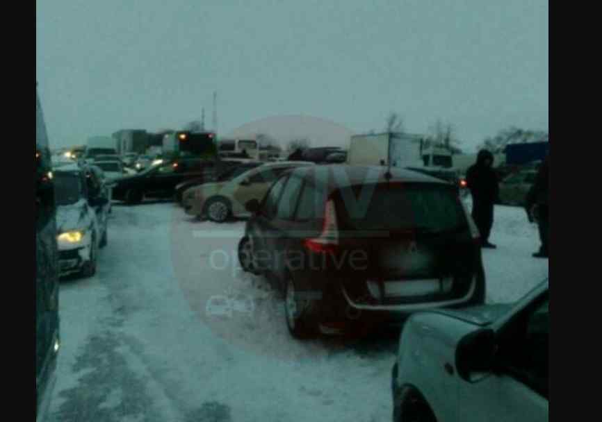 Справжній апокаліпсис: українську трасу заблоковано через снігопад