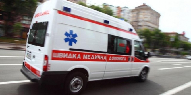 «Летів на червоний»: Військовий автобус протаранив легковик в центрі Києва