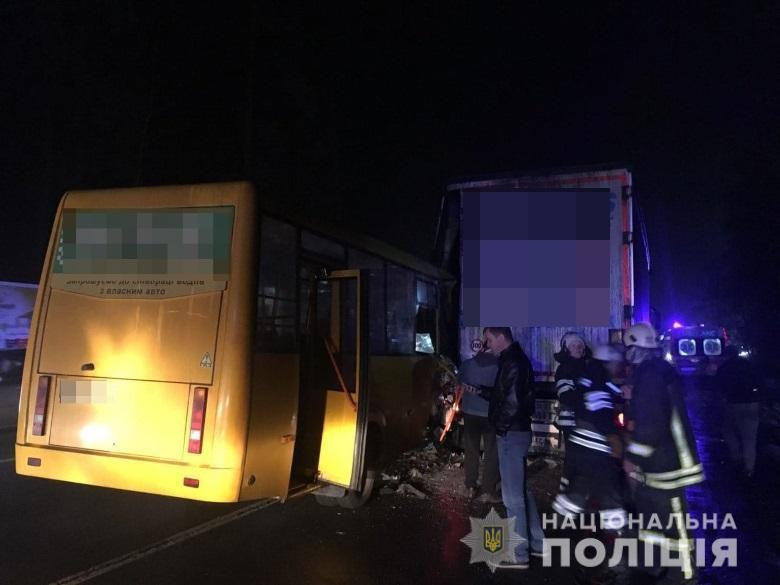 Школярка вижила, чоловік загинув: повідомили подробиці ДТП з маршруткою під Києвом