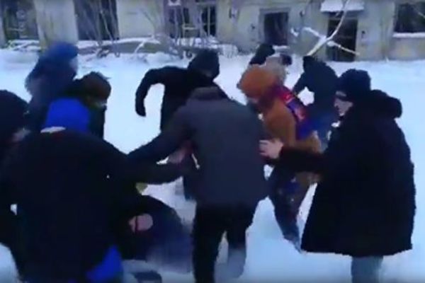 ”Помри, м*рзото!”: У Росії натовп підлітків по-звірячому побив трьох хлопців