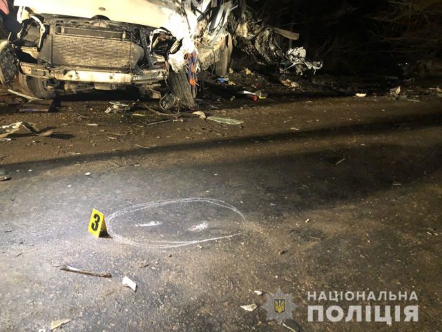 Фатальна ДТП на українській трасі: пасажирський автобус на швидкості зіткнувся з вантажівкою та легковиком, є жертви