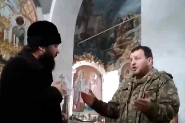Вигнав із храму, бо говорила українською: священик МП влаштував перепалку з бійцем
