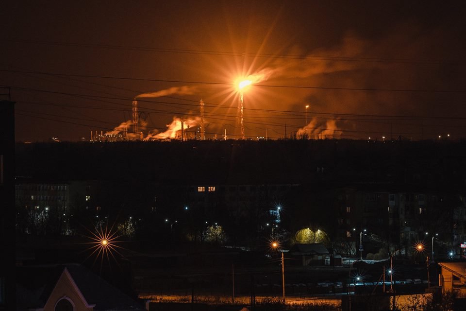 “Небо палає і чути вибухи”: На хімзаводі спалахнула масштабна пожежа