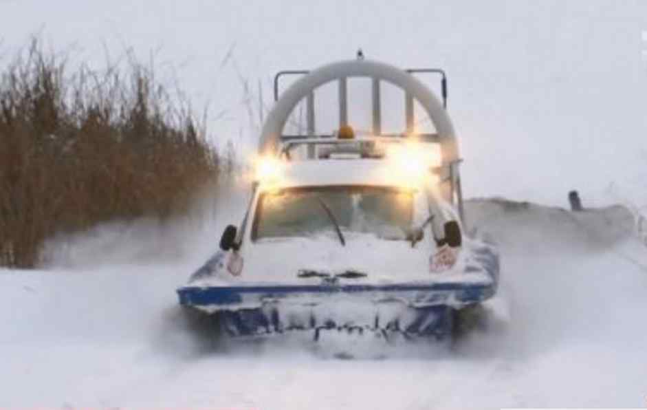 На “Київському морі” потонув снігохід із рибалками: чоловіків шукають