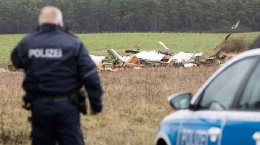Літак впав на поле і був знищений: загинули  люди
