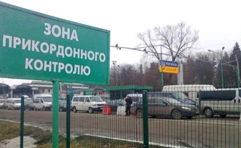 “Кинули його напризволяще”: Вчителі однієї з шкіл Львова на кордоні висадили дитину з автобуса