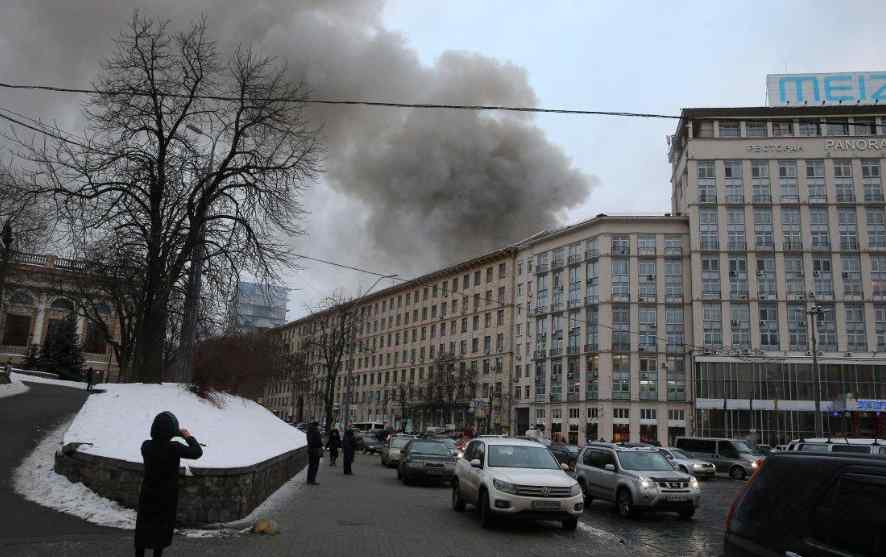 Хрещатик в диму: біля Європейської площі горить 3-поверхова будівля