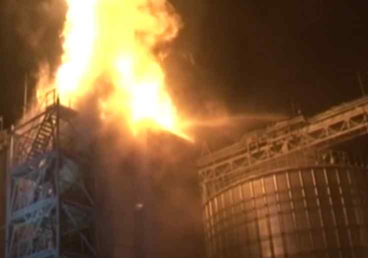 Вогонь стовпом: під Львовом спалахнула потужна пожежа на заводі