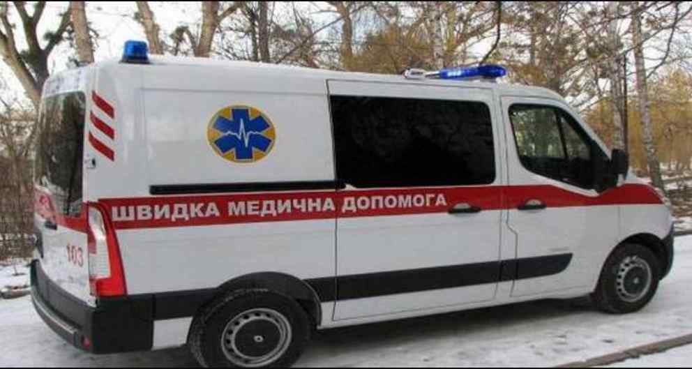 Небезпечна ДТП у Києві: дівчина влетіла в зупинку громадського транспорту