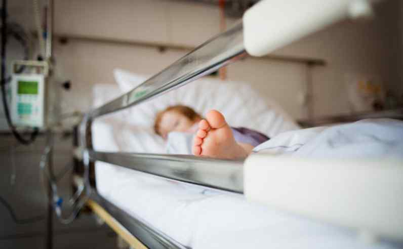 Мати з хворою дитиною не пустили за поріг лікарні: Мережа лютує
