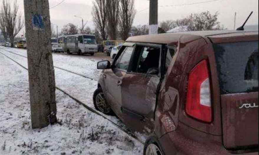 Моторошна ДТП на українській трасі: дитина вилетіла через вікно авто на рейки