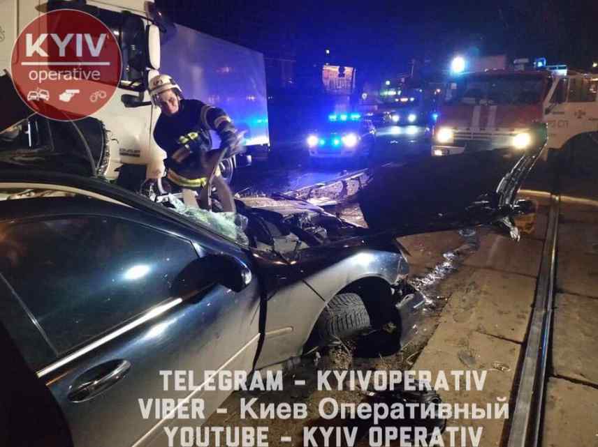“Удар був такої сили, що кабіну розвернуло в протилежну сторону”: У Києві сталася страшна ДТП біля метро