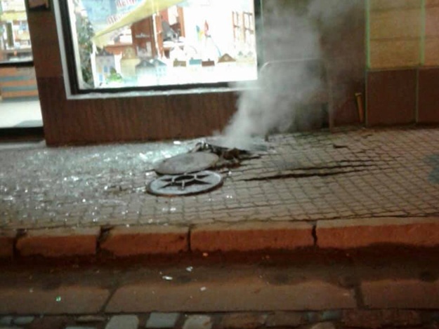 Від ударної хвилі повилітали вікна і вітрина: у Львові в каналізаційному колодязі стався вибух