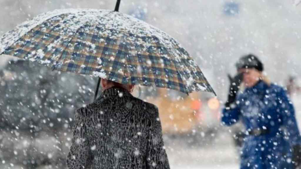 Шквальний вітер та мороз: в Україні оголосили штормове попередження