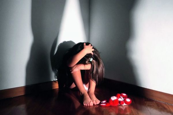 На Полтавщині батько-педофіл жорстоко знущався над 4-річною донькою