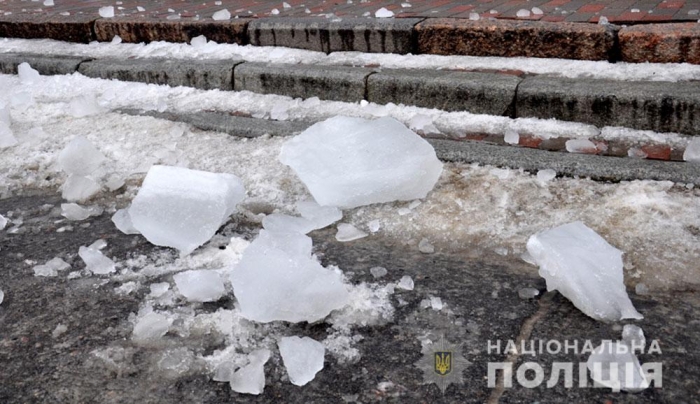 У Харкові льодяна брила впала з даху на двох людей: травмовано двох перехожих