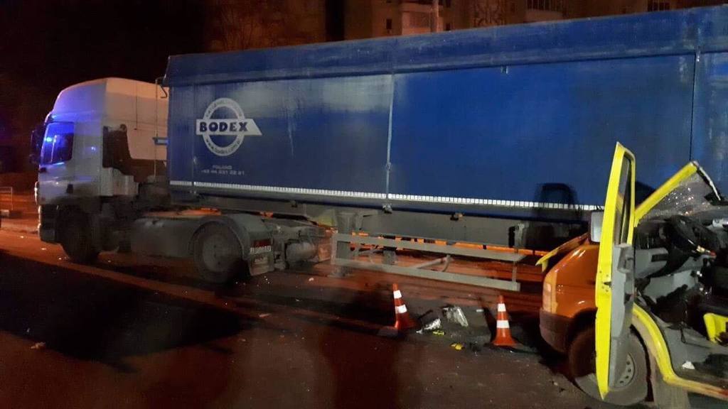 Фатальна ДТП на українській трасі: автобус з іноземцями зіткнувся з вантажівкою, є жертви