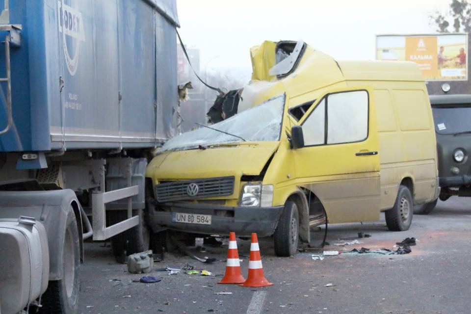 Небезпечна ДТП на українській трасі: у моторошній аварії розбились троє іноземців