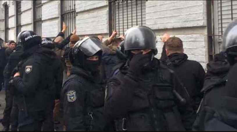 У Києві штурмували поліцію: троє поранених та близько 40 осіб затримали