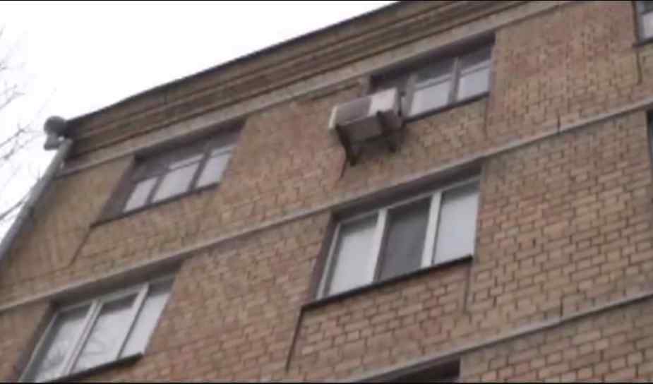 На тілі загиблої знайшли сліди побоїв: у Києві з вікна випала жінка