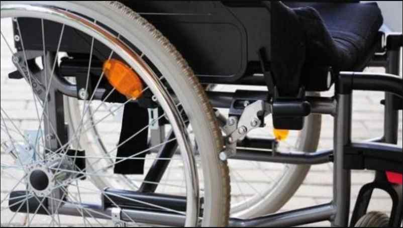 Тепер в інвалідному візку назавжди: пірсинг носа паралізував дівчину
