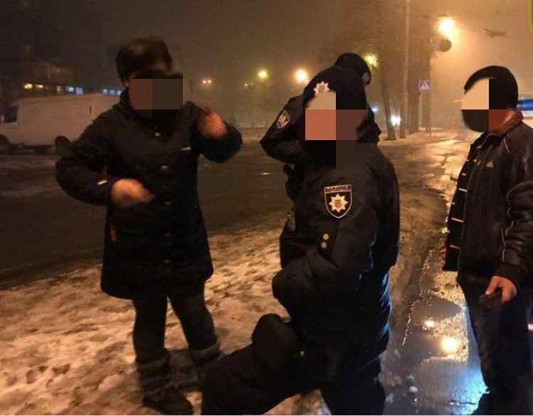 “Зажадали любощів”: У Києві п’яні чоловік і жінка побили перехожого за відмову