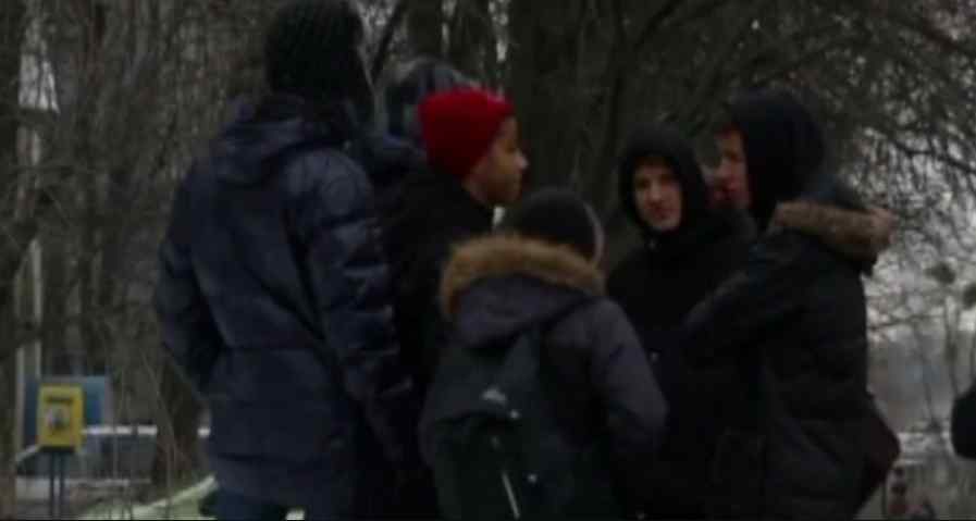 Бив ногами і кулаками: у Києві відомий спортсмен накинувся на школярів через сніжки
